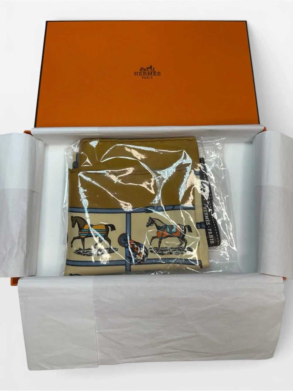 Hermès | Couvertures et Tenues de Jour | Silk Scarf